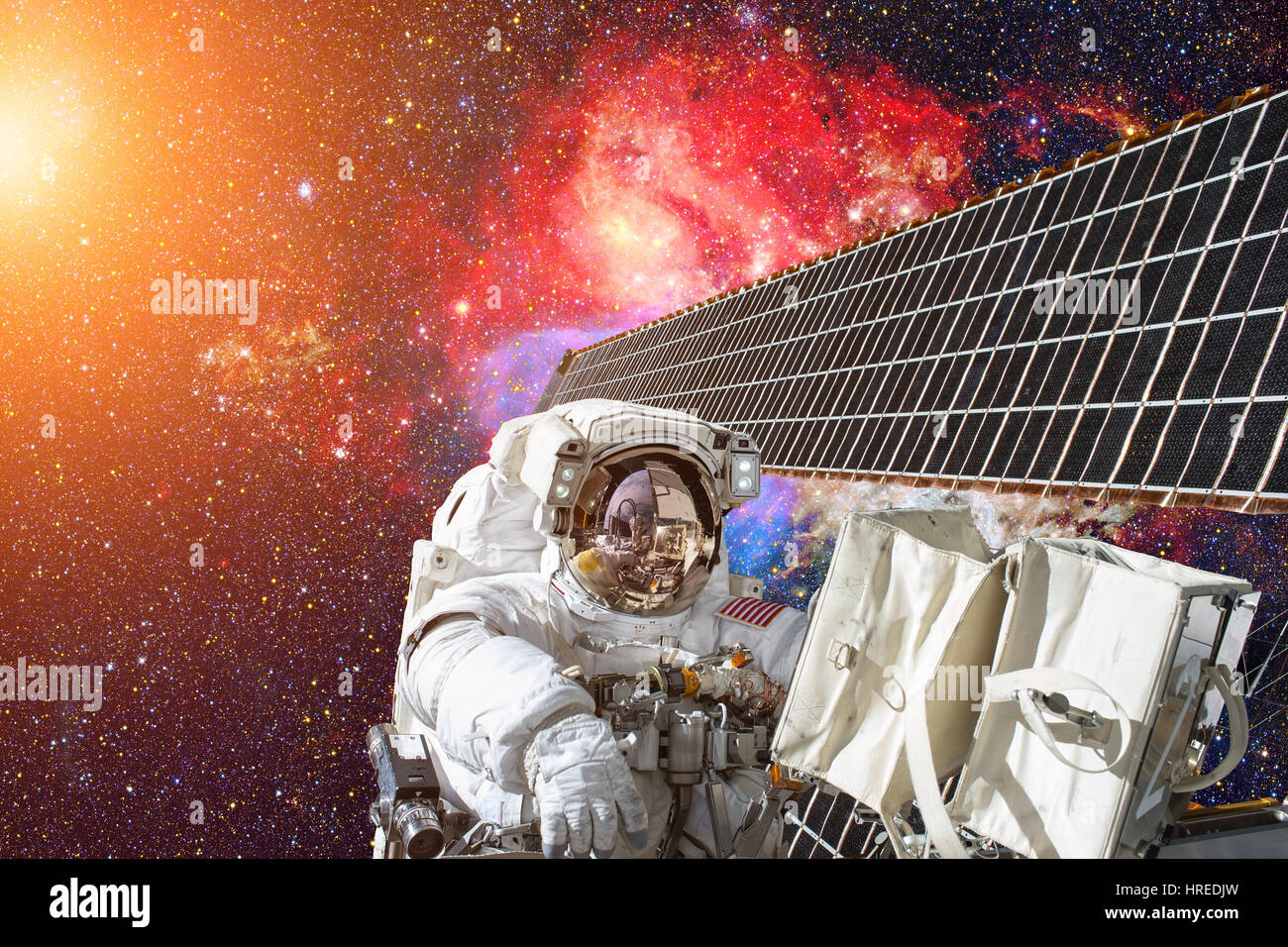 La stazione spaziale internazionale e astronauta nello spazio esterno oltre il pianeta Terra. Gli elementi di questa immagine fornita dalla NASA. Foto Stock