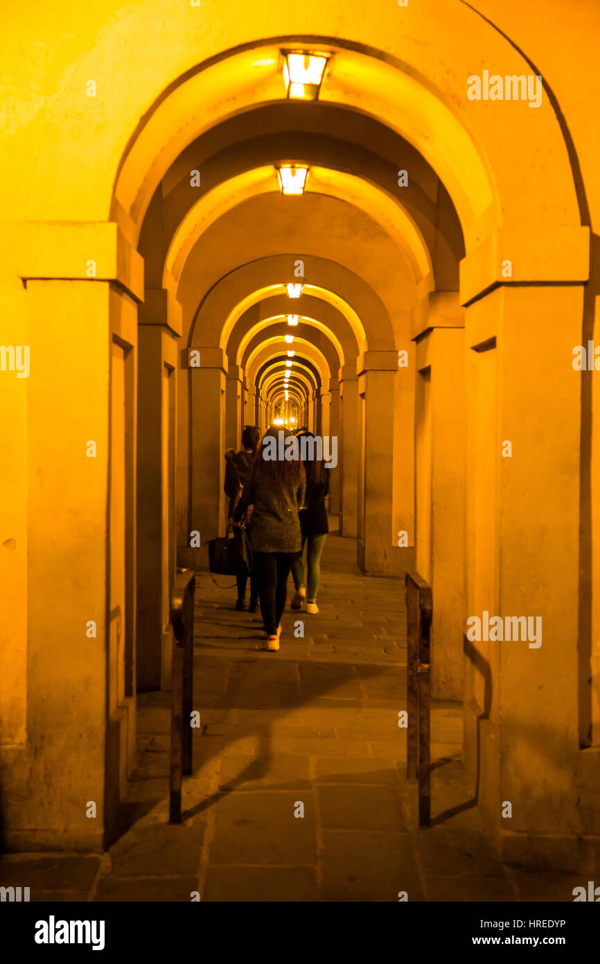 Corridoio arcuato di notte a Firenze Italia Foto Stock