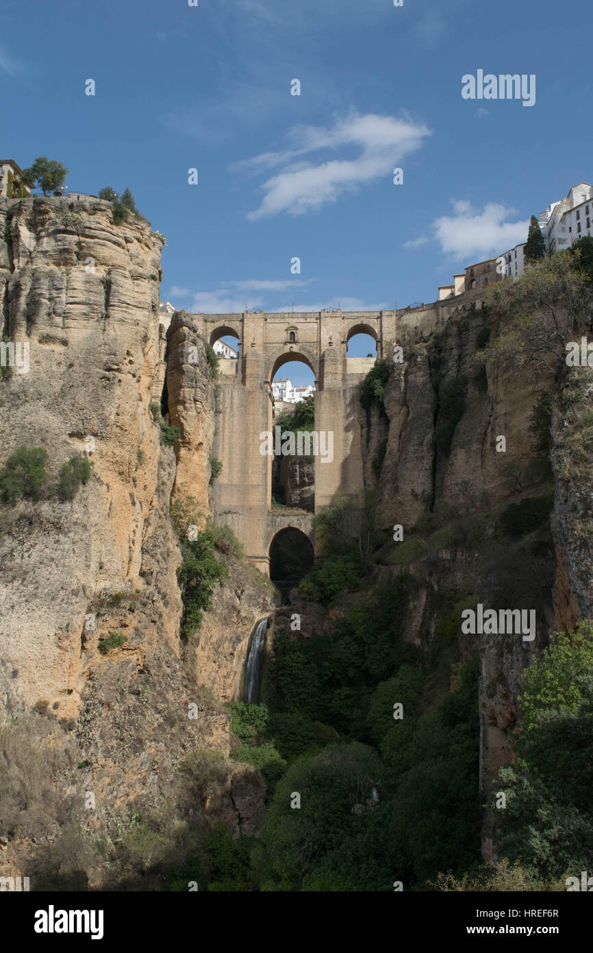 Una testa su shot prese del ponte a Ronda, Spagna Foto Stock