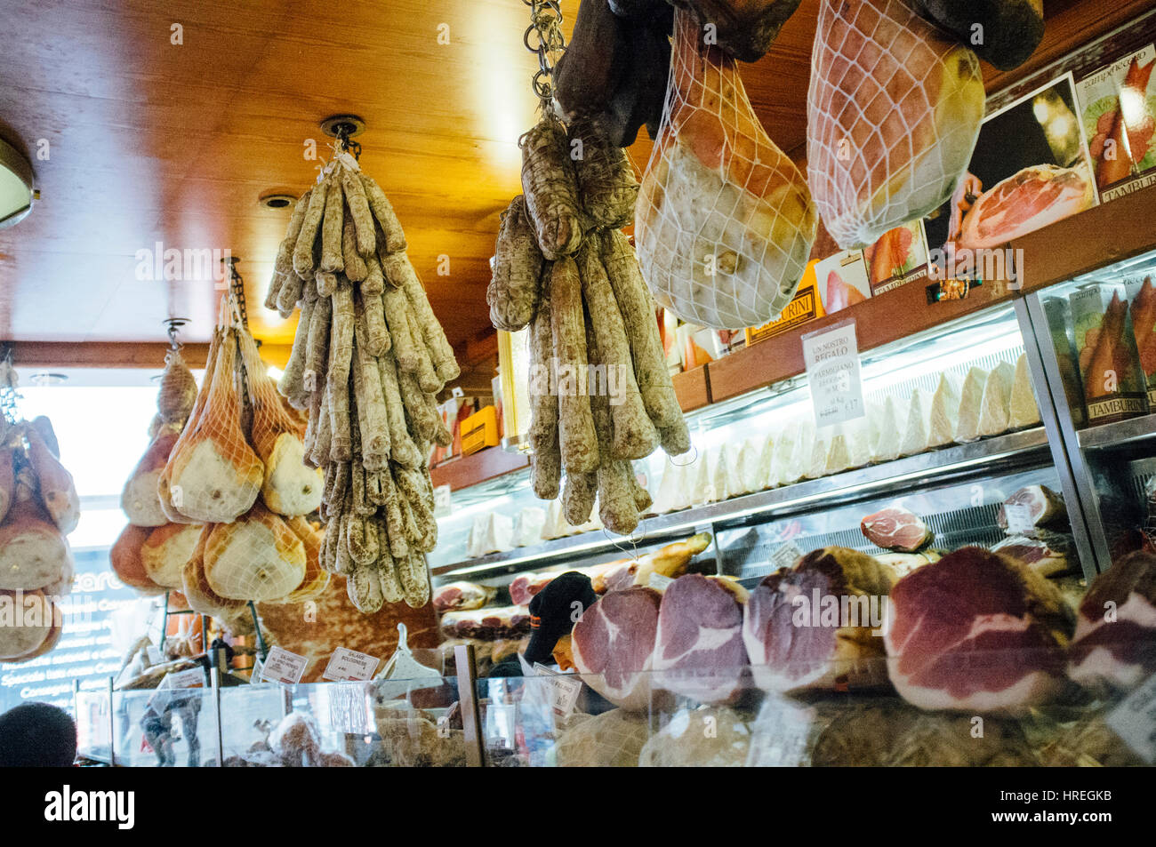 La ditta A.F. Tamburini è un negozio di Bologona, che vende una buona varietà di taglio a freddo e formaggio, Italia. Foto Stock