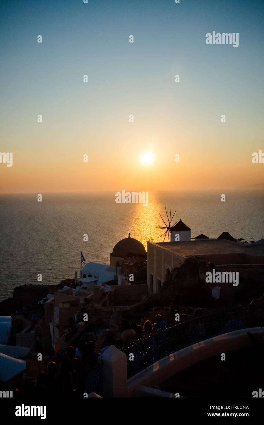 Tramonto nel bellissimo villaggio di Oia sull isola di Santorini, Grecia. Foto Stock