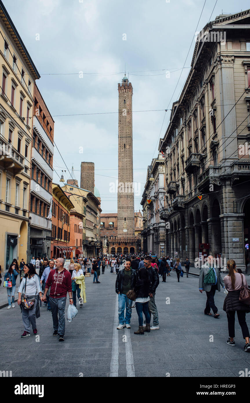 La Torre dei Prendiparte nota anche come Torre degli Asinelli a Bologna, Italia. Foto Stock