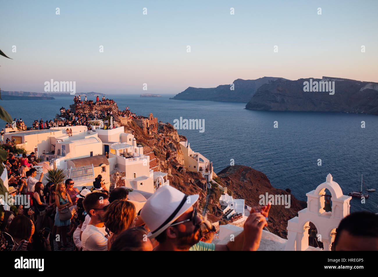 I turisti al bellissimo villaggio di Oia sull isola di Santorini, Grecia. Foto Stock