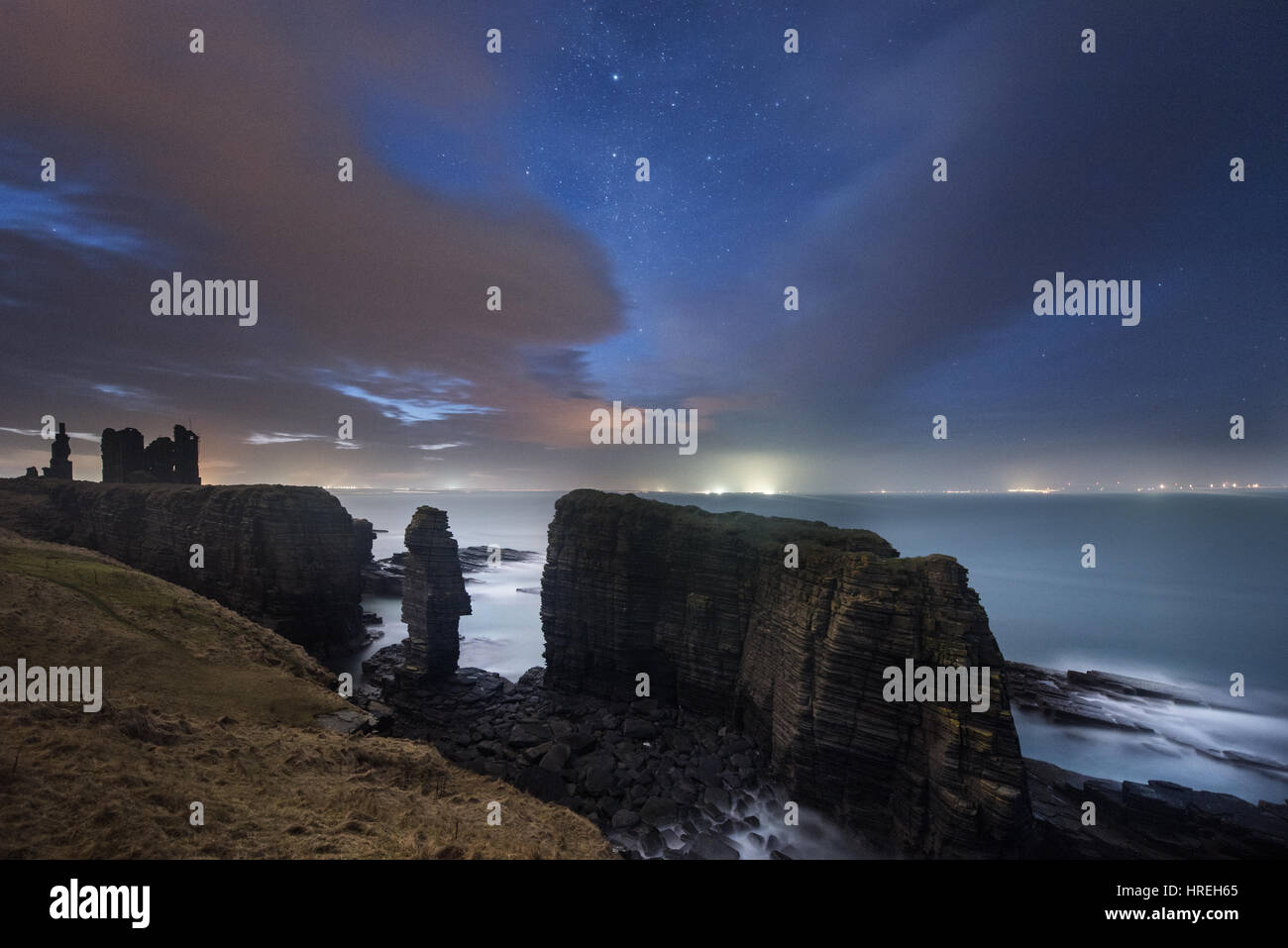 Notte cielo sopra il castello Sinclair, Girnigoe, Caithness Foto Stock