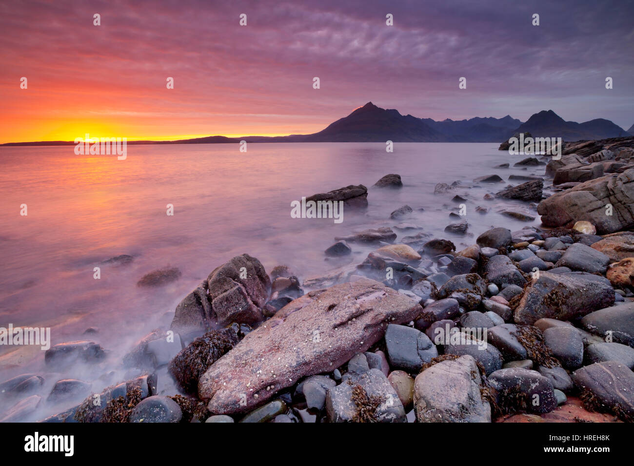 La spiaggia di Elgol sull'Isola di Skye in Scozia con il Cuillins in background. Fotografato al tramonto. Foto Stock