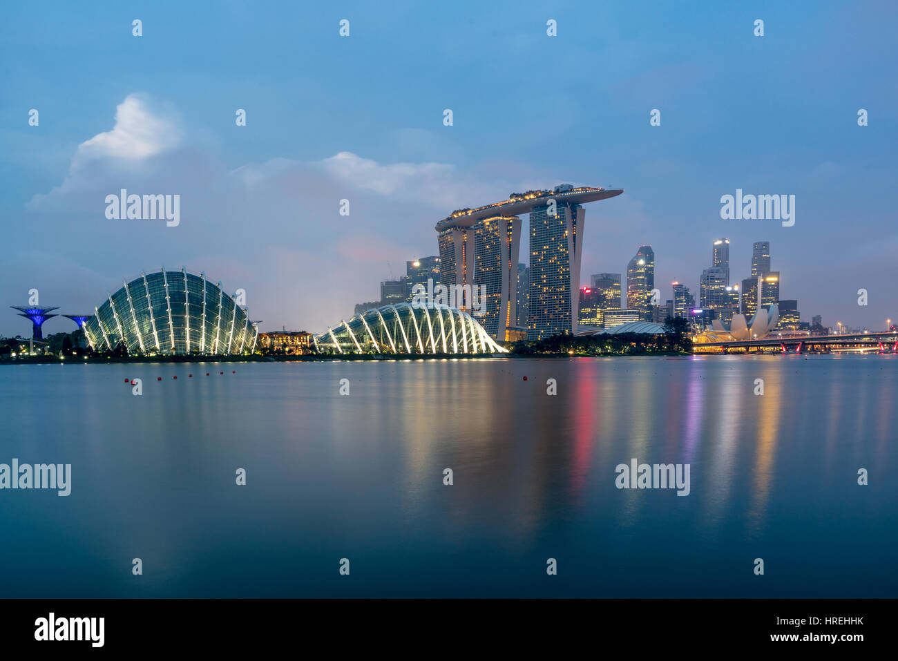 Singapore business district skyline prima del sorgere del sole di Marina Bay, Singapore. Foto Stock