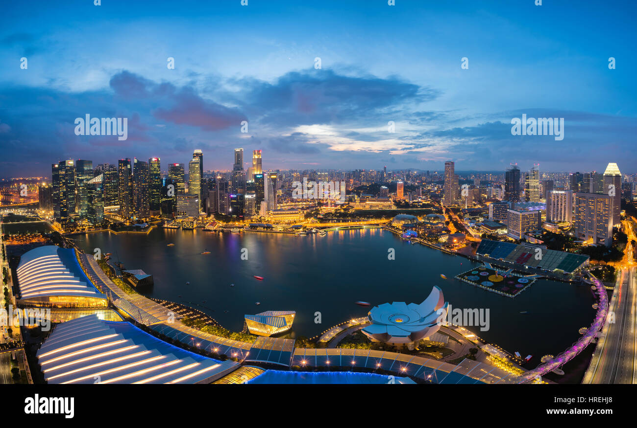 Vista aerea di Singapore il quartiere degli affari e città in notturna a Singapore, in Asia. Foto Stock