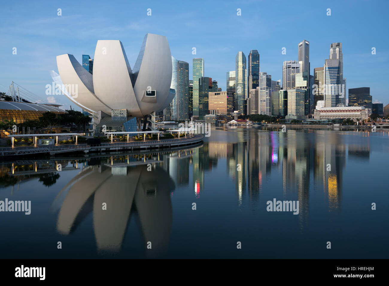 Singapore business district skyline prima del sorgere del sole di Marina Bay, Singapore. Foto Stock