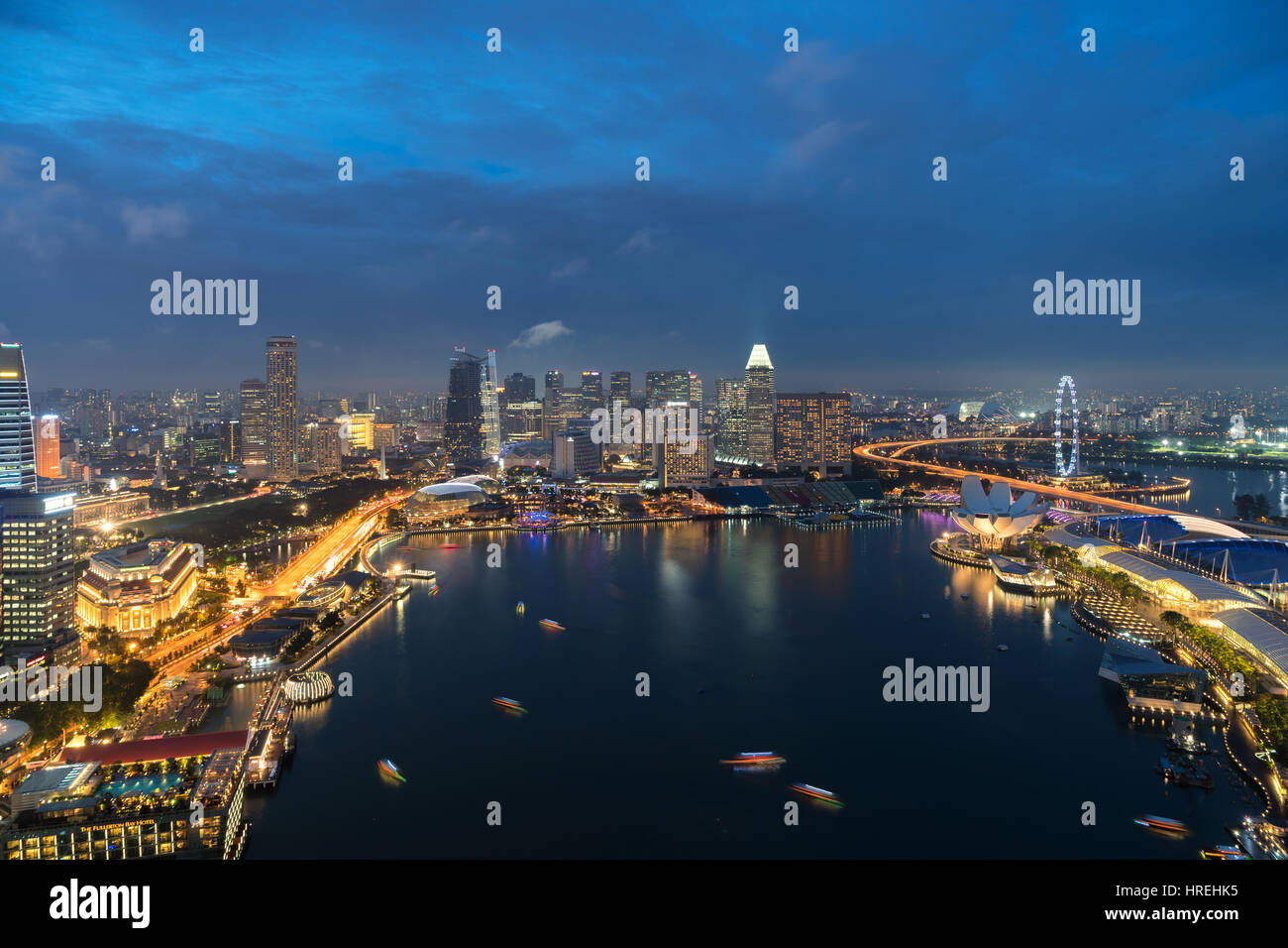 Vista aerea di Singapore al quartiere degli affari della città e al crepuscolo in Singapore, in Asia. Foto Stock