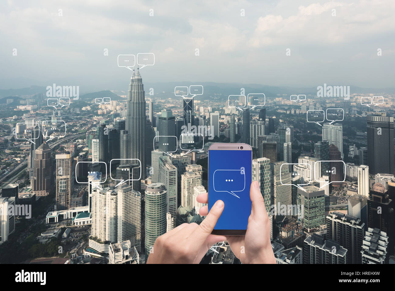 Mano azienda smartphone con uno spazio vuoto per il testo sulla città e chat di bolla per la comunicazione. Tecnologia e concetto di comunicazione Foto Stock