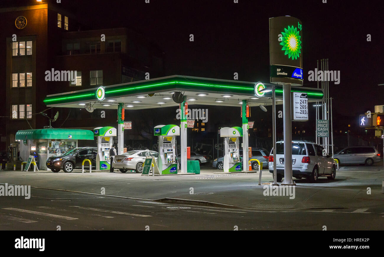 Un BP gas station su Flushing Avenue nel quartiere Bushwick di Brooklyn a New York martedì, 21 febbraio 2017 (© Richard B. Levine) Foto Stock