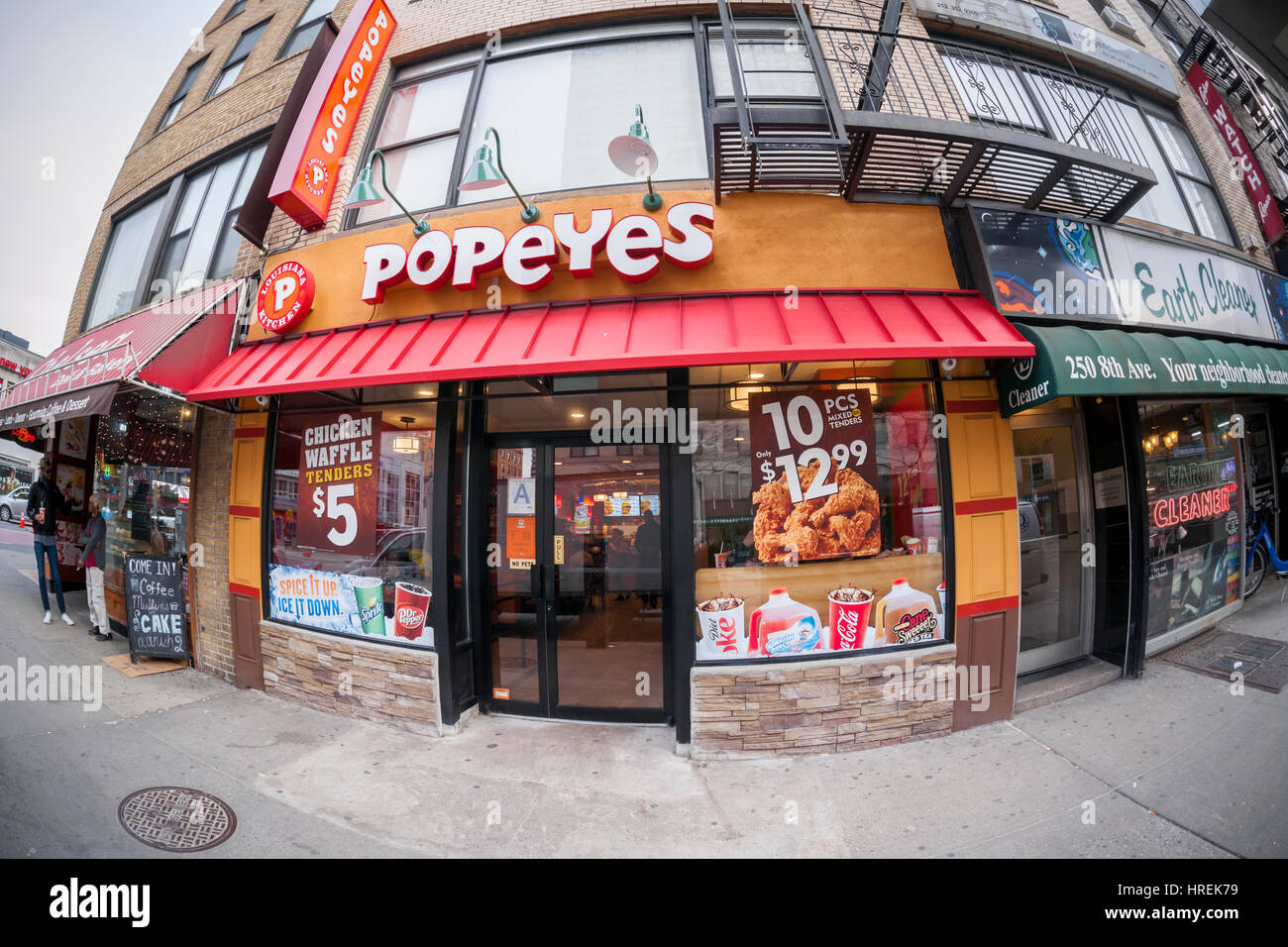 Un Popeyes Louisiana cucina ristorante fast food nel quartiere di Chelsea di New York martedì, 21 febbraio 2017. Ristorante Brands International, il genitore di Burger King e Tim Hortons, acquisirà Popeyes Louisiana cucina per 1,8 miliardi di dollari. (© Richard B. Levine) Foto Stock