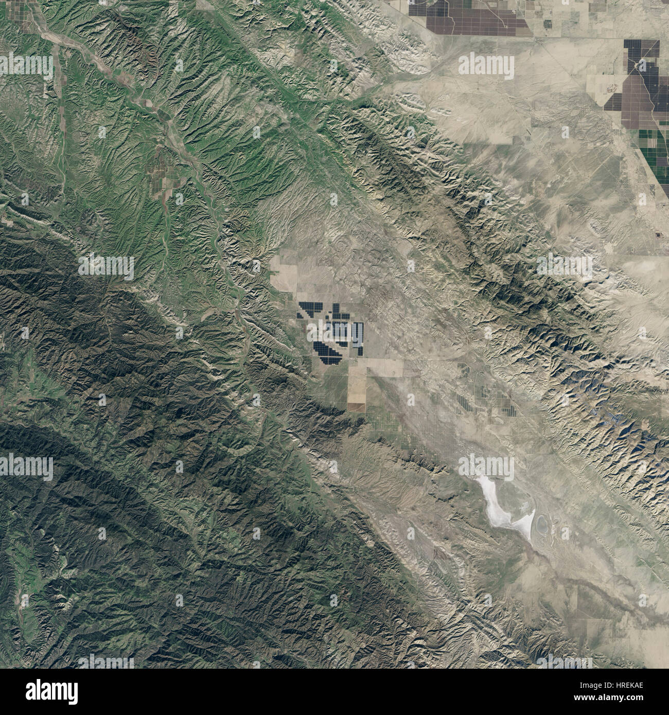 Nove milioni di tellururo di cadmio moduli solari di coprire una parte di Carrizo Plain nella California meridionale. I moduli sono parte di Topaz Solar Farm, uno dei più grandi potenza fotovoltaico impianti in tutto il mondo. A 9,5 chilometri quadrati (25,6 chilometri quadrati), l'impianto è di circa un terzo delle dimensioni di Manhattan Island, o l'equivalente di 4.600 campi da calcio. Acquisito il 2 gennaio 2015 dalla Nasa il satellite Landsat 8. (NASA) Foto Stock