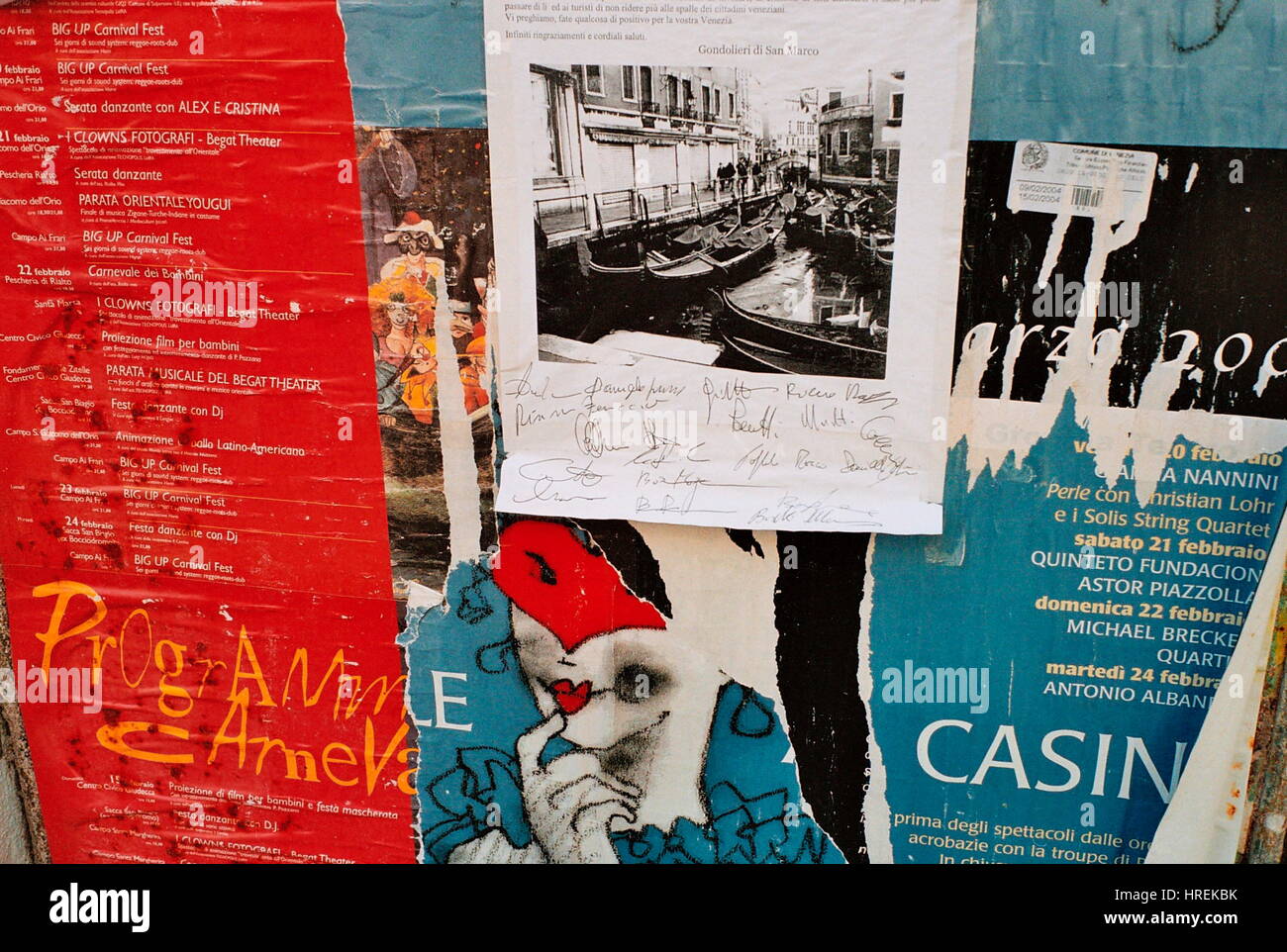 AJAXNETPHOTO. Venezia, Italia. - Poster su una parete. Foto:JONATHAN EASTLAND/AJAX REF:51011 25 26A 4290 Foto Stock