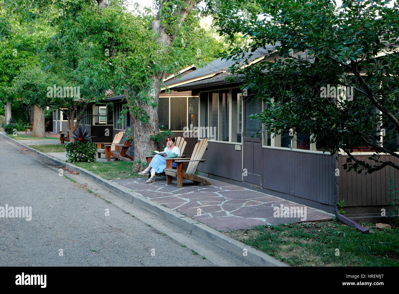 Lettura di donna di fronte cottages, Chautauqua Park, Boulder, Colorado, STATI UNITI D'AMERICA Foto Stock