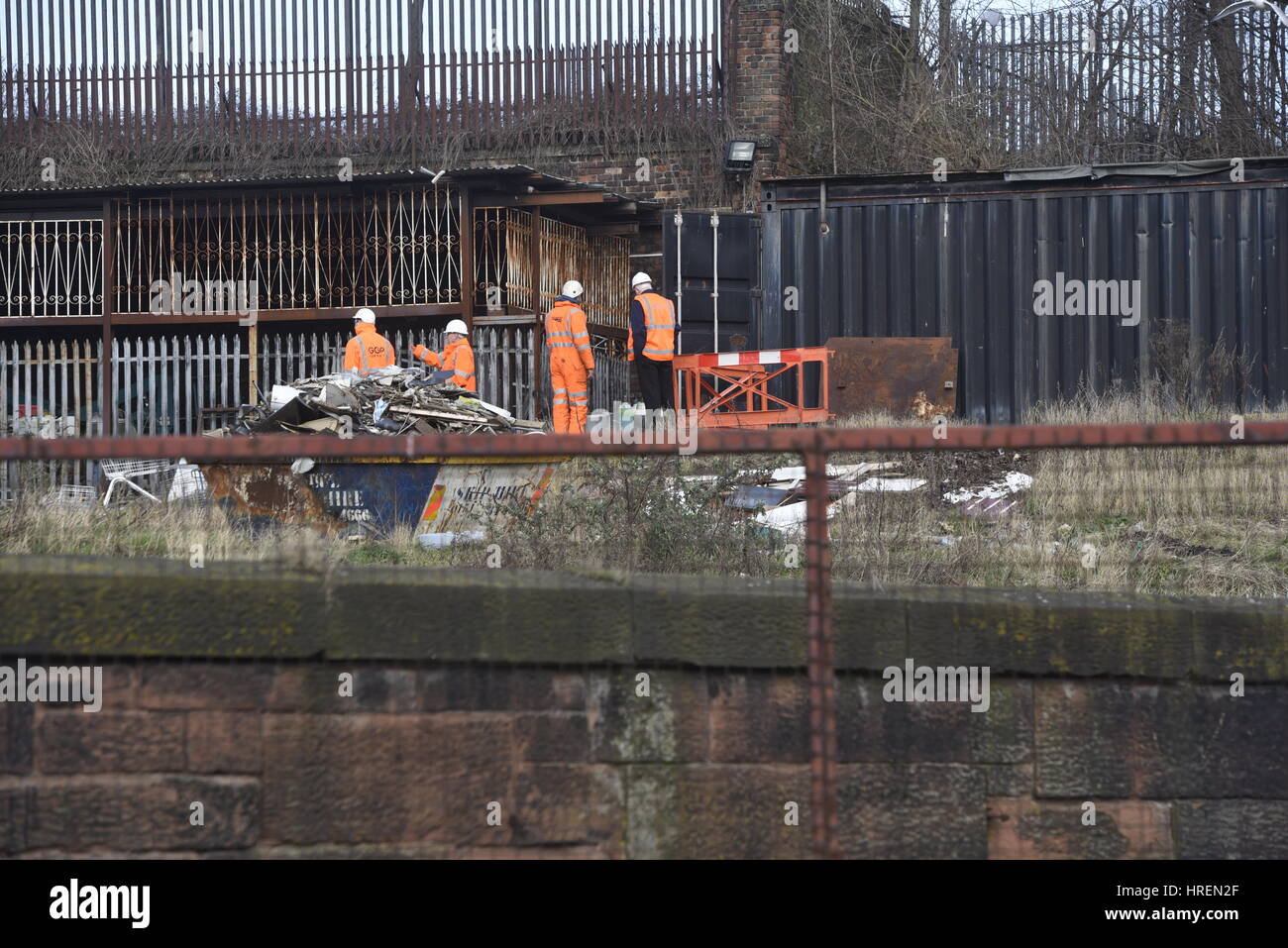 Liverpool, Regno Unito, 1 marzo 2017. Un collasso della parete che ha causato di mattoni e di detriti per estendersi sulla pista ha chiuso la stazione principale di Liverpool. W Foto Stock