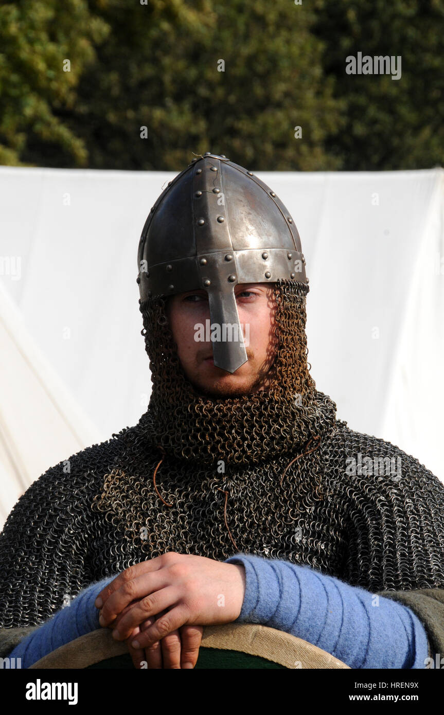 I partecipanti in una battaglia di Hastings rievocazione evento che aveva sul campo di battaglia reale per celebrare il 960th anniversario della battaglia. Foto Stock