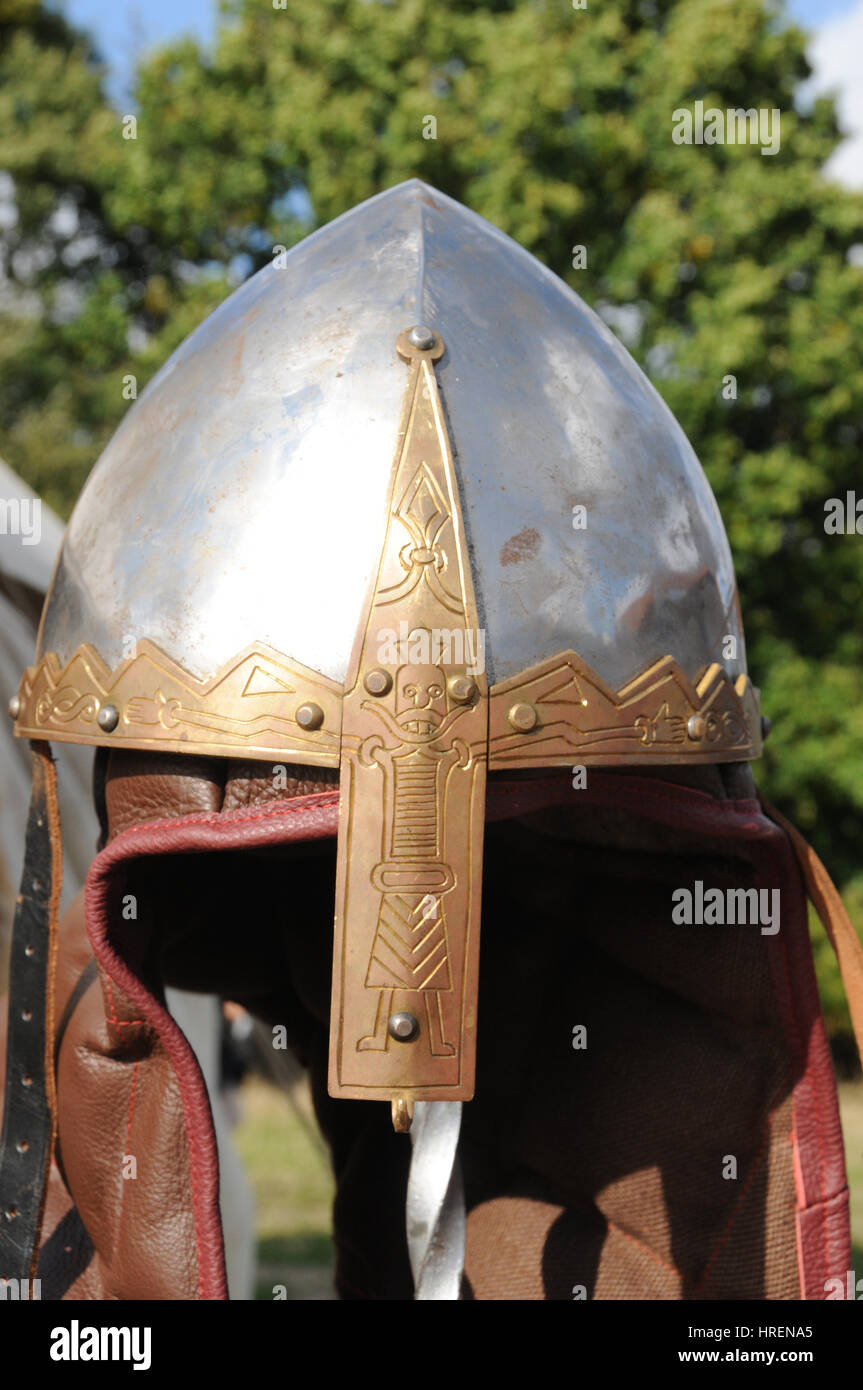 Una replica Norman casco in vendita su un commercio stallo a una battaglia di Hastings rievocazione. Questo evento si è svolto sul sito effettivo del 1066 battaglia. Foto Stock