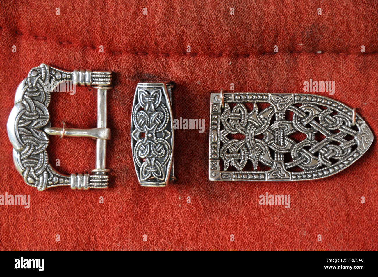 Una copia di un Anglo Sassone della fibbia della cintura di sicurezza impostato. Questo splendido esempio era in vendita presso un commercio stallo a una battaglia di Hastings ri-enactmant. Foto Stock