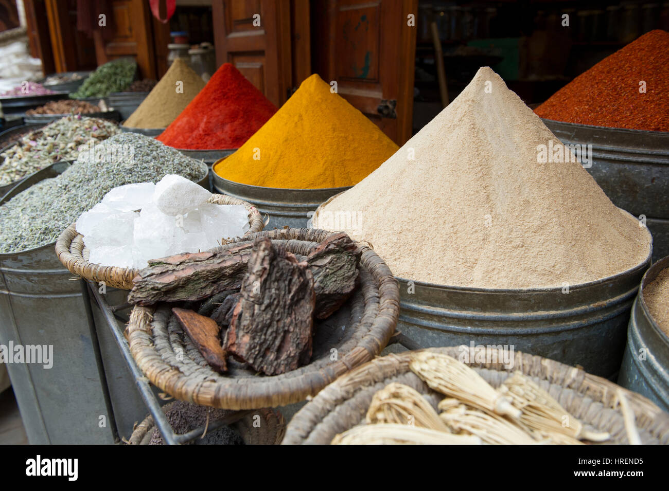 Un display di spezie nei mercati della Mellah nel quartiere ebraico di Marrakesh (Marrakech, Marocco Foto Stock