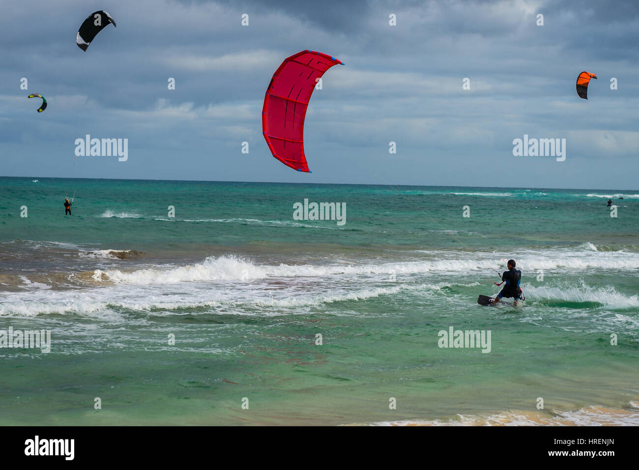 Kitesurfisti sull isola di Fuerteventura, Spagna. Foto Stock