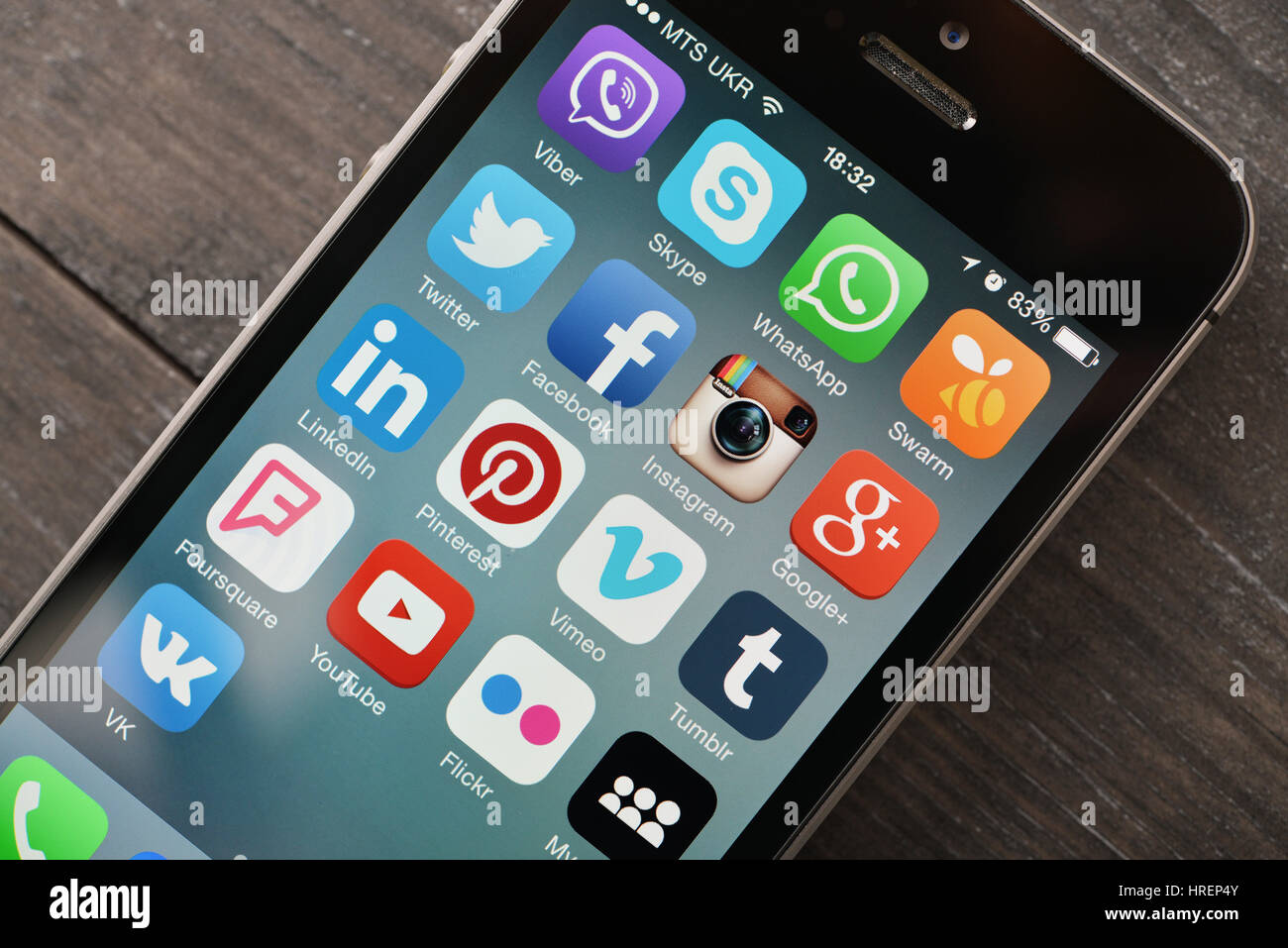 KIEV, UCRAINA - 29 gennaio 2015: Social media le icone sullo schermo dello smartphone . I social media sono la maggior parte del popolare strumento per la comunicazione e la condivisione di informazione Foto Stock