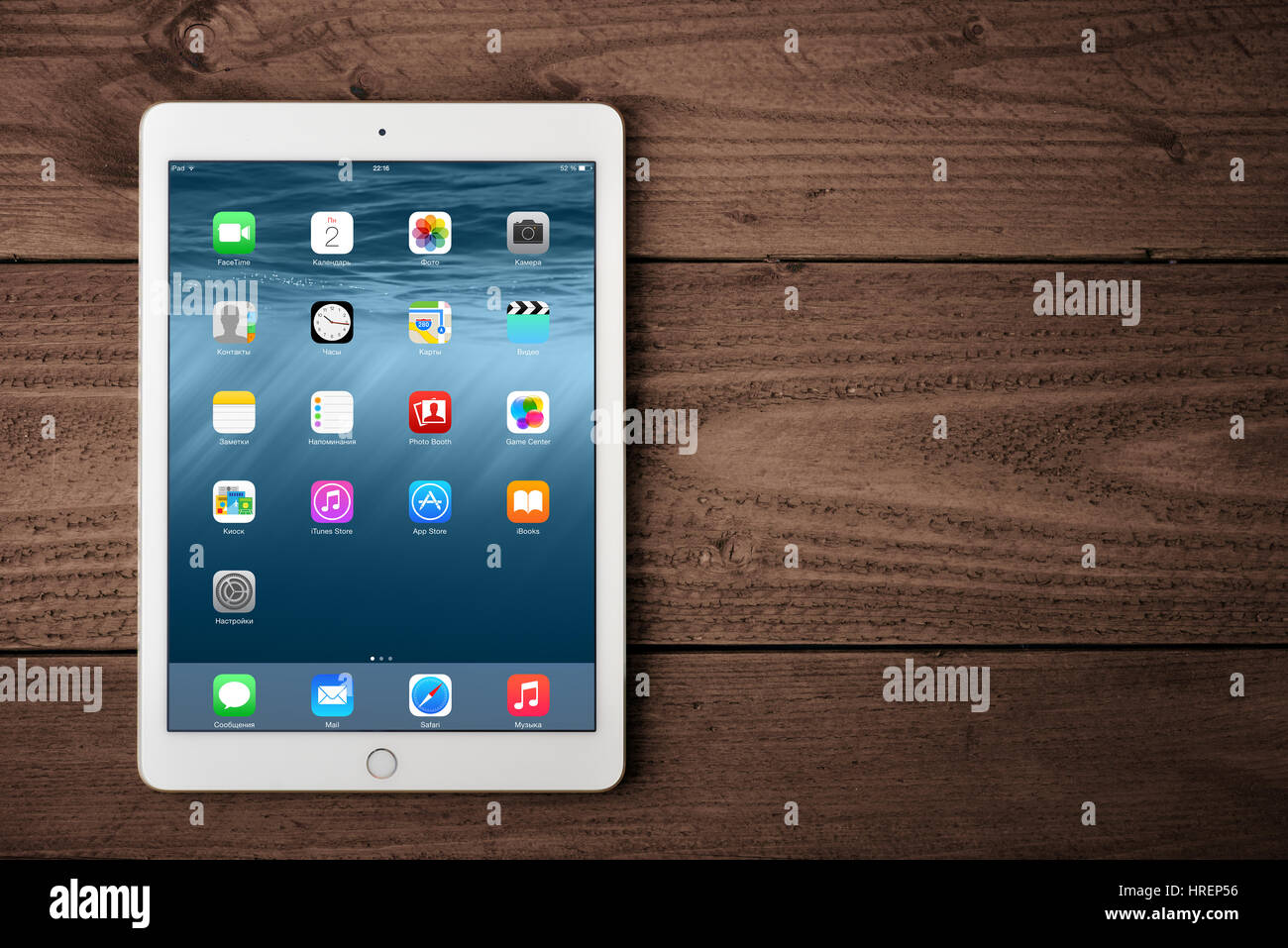 KIEV, UCRAINA - 29 gennaio 2015: nuovo di zecca bianco Apple iPad aria 2, 6a generazione di iPad, sviluppata da Apple Inc. ed è stato rilasciato nel mese di ottobre 16 Foto Stock