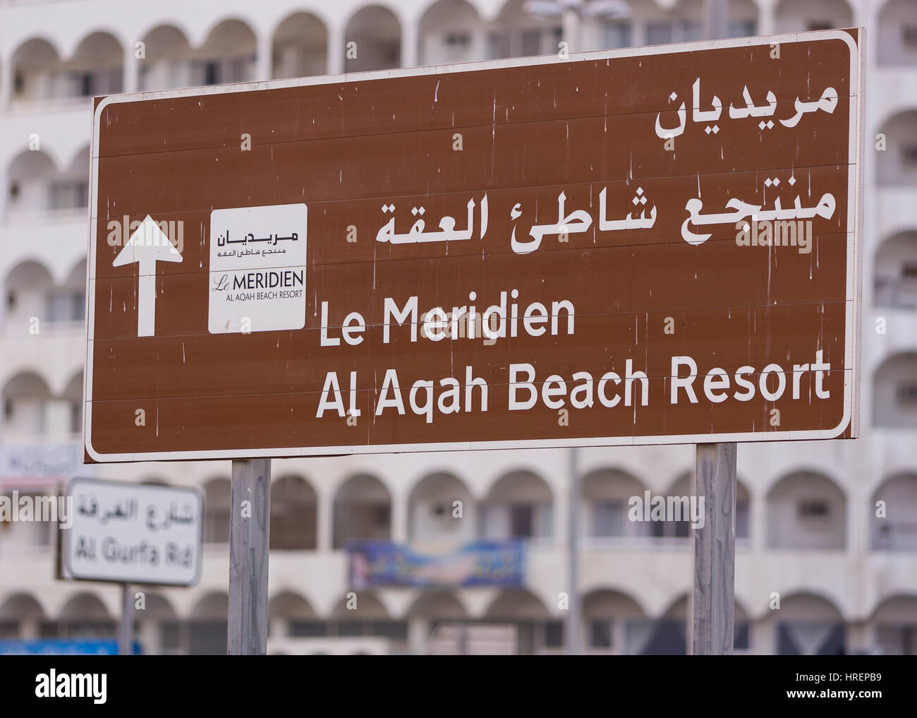 FUJAIRAH, EMIRATI ARABI UNITI - strada bilingue segno per la Meridien e Al Aqah Beach Resort. Foto Stock