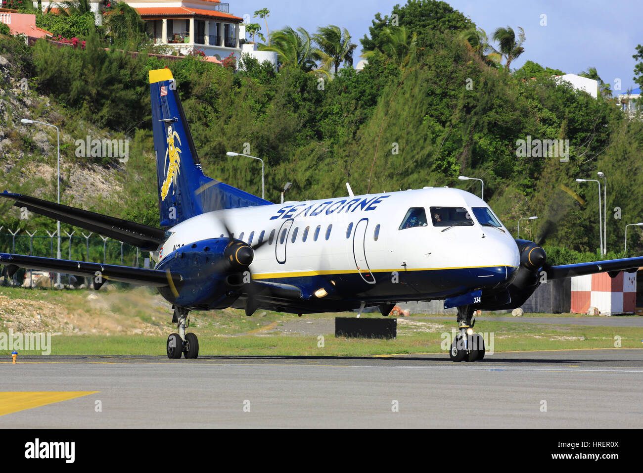 Un marittimo di compagnie aeree Saab SF.340 si prepara a discostarsi St Maarten torna alla sua base operativa in San Juan, Porto Rico. Foto Stock