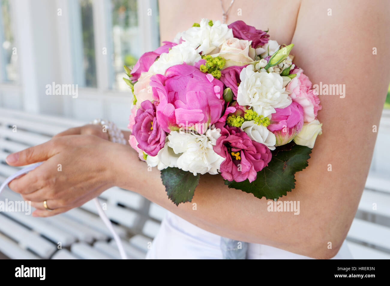 Sposa in abito bianco con un bouquet nuziale Foto Stock