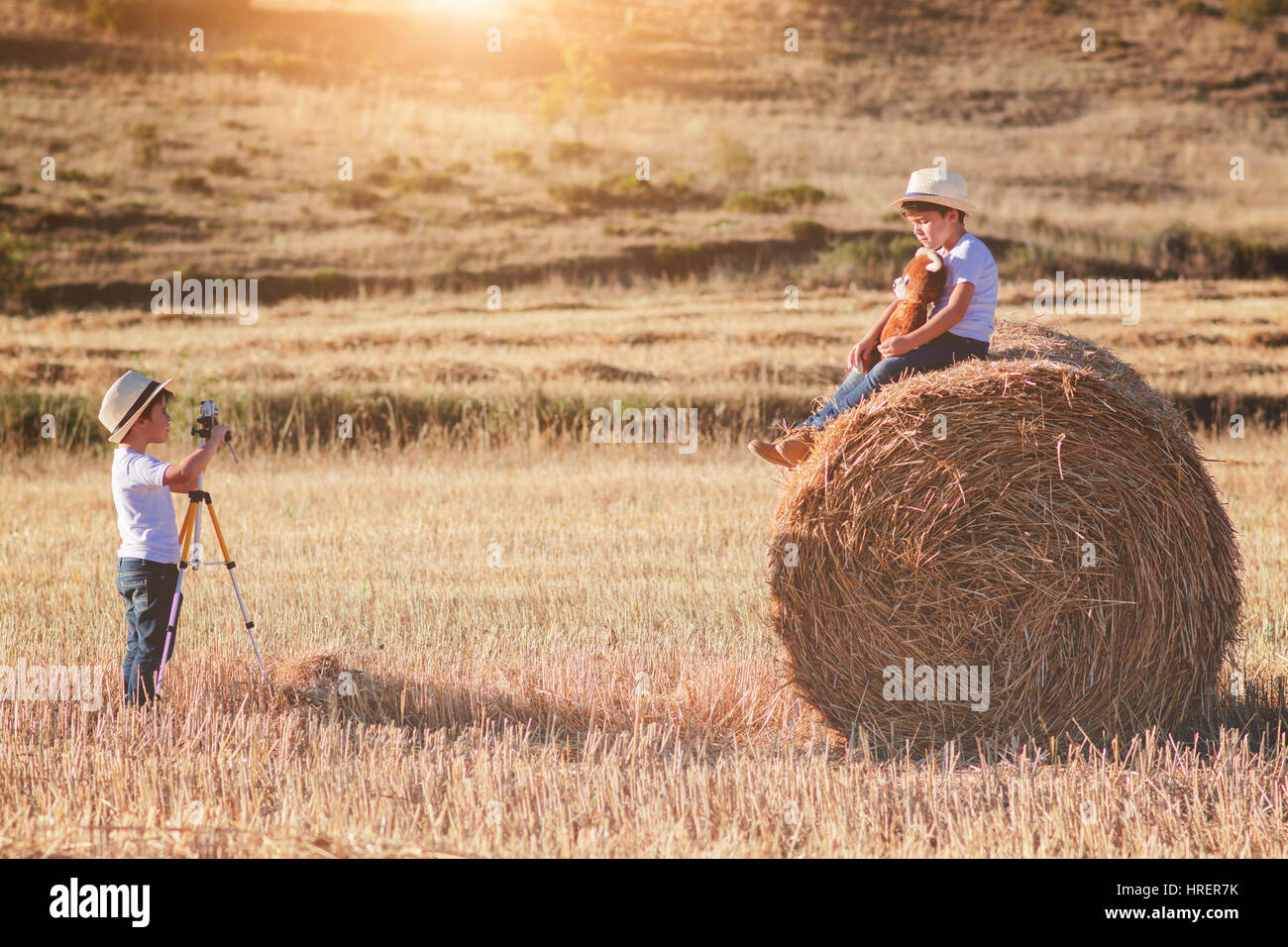 Fratelli giocando nel campo.I bambini prendere le immagini nel campo della paglia Foto Stock