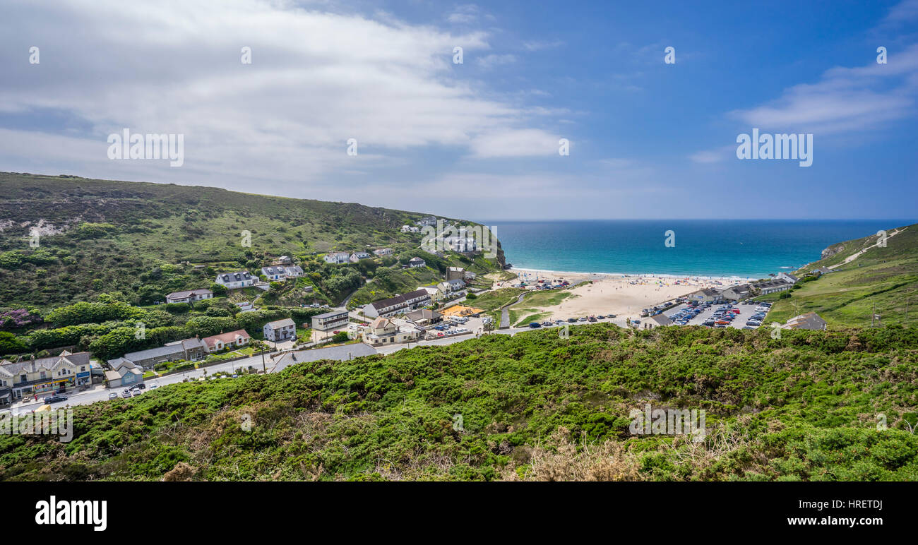 Regno Unito, Cornwall, Patrimonio Godrevy-Portreath Costa, vista dell'ex villaggio minerario Porthtowan e Porthtowan Beach Foto Stock