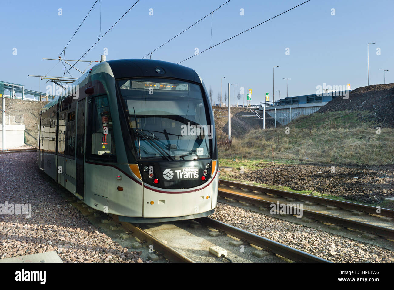 Il Tram che arrivano al Gateway di Edimburgo tram / Stazione ferroviaria interchange sulla sua strada per l'aeroporto di Edimburgo Foto Stock