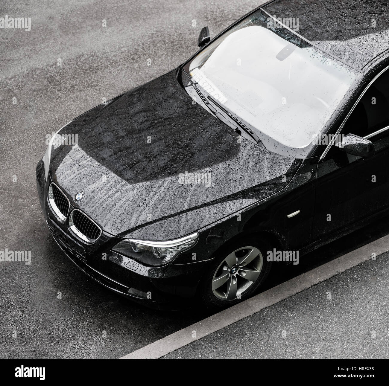 Kiev, Ucraina - Dicembre 10th, 2016: il nero BMW Serie 5 e60. Vista superiore Foto Stock