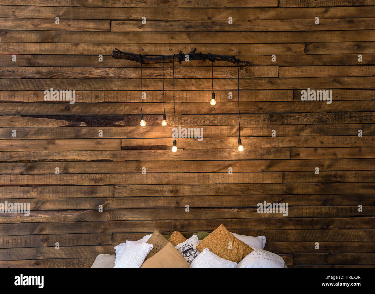 Lampadine della luce sul legno scuro dello sfondo immagine reale Foto Stock