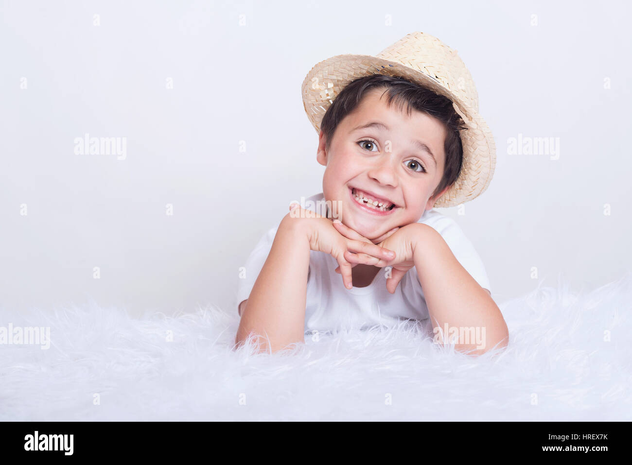 Funny Bambino giacente sul letto bambino sorridente Foto Stock