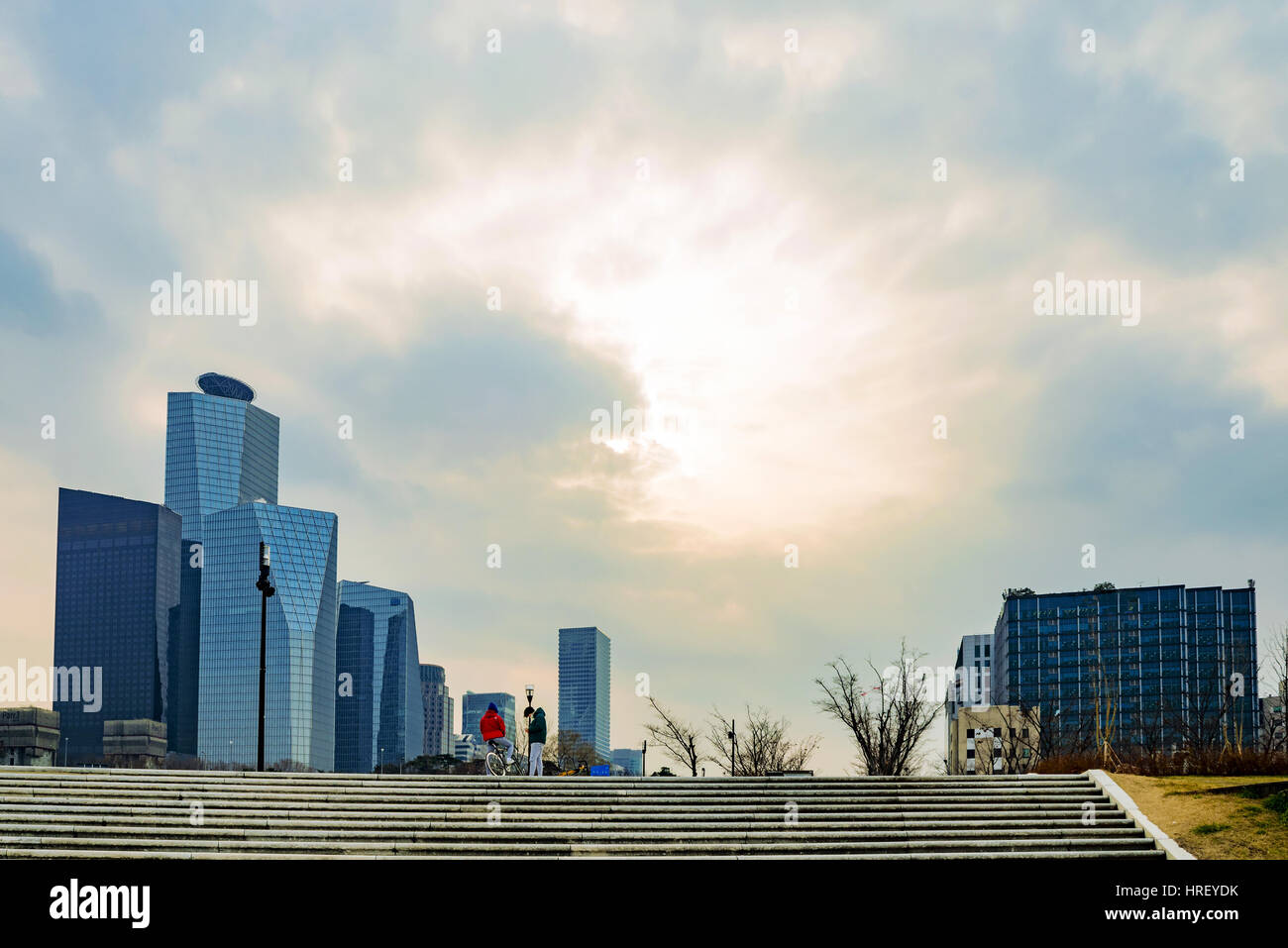 SEOUL, Corea del Sud, gennaio 06: Han River Park con Yeouido financial district in background durante il tramonto su gennaio 06th, 2016 a Seul Foto Stock