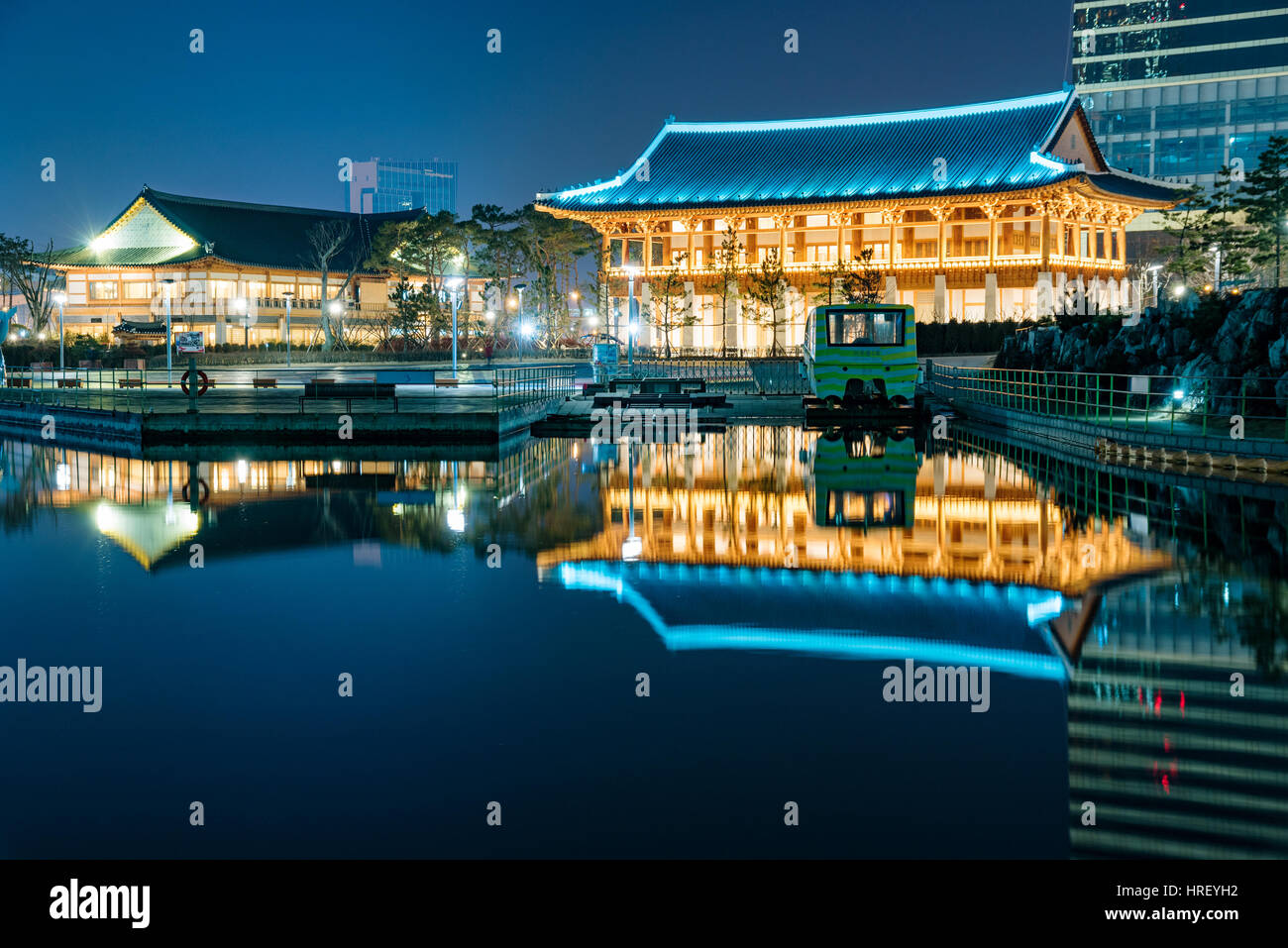 INCHEON, COREA DEL SUD - febbraio 10: architettura in Incheon Central Park di notte che è il centro del quartiere finanziario della città e un famo Foto Stock