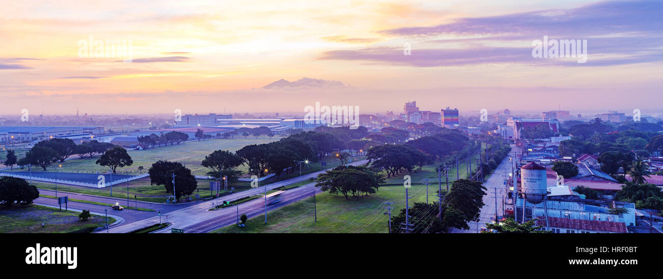 CLARK, Filippine - 16 giugno: Angeles City è una popolare destinazione turistica all'interno di Clark zona economica. Turisti viaggiano qui per i bar e la vita notturna o Foto Stock