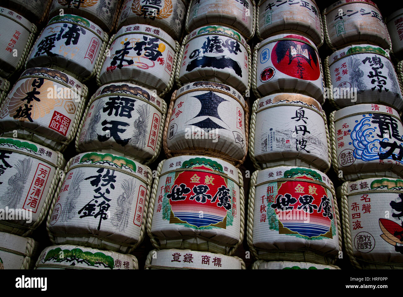 Decorazione di barili di sake al di fuori del tempio di Meiji in Tokyo, Giappone Foto Stock