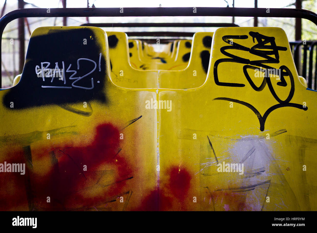 Un graffitied rollercoaster auto nel Spreepark abbandonati a Berlino, Germania. Foto Stock