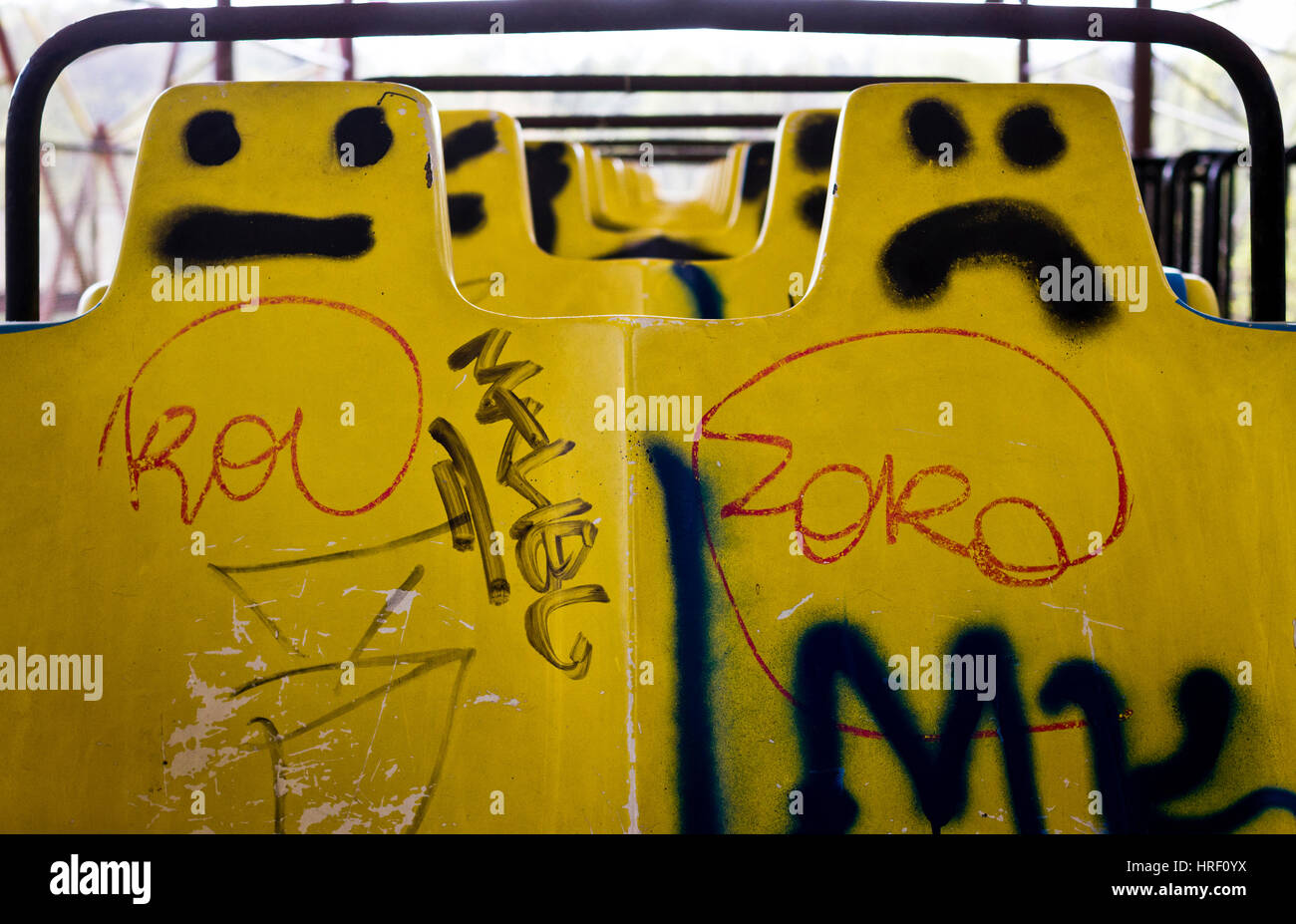 Un graffitied rollercoaster auto nel Spreepark abbandonati a Berlino, Germania. Foto Stock