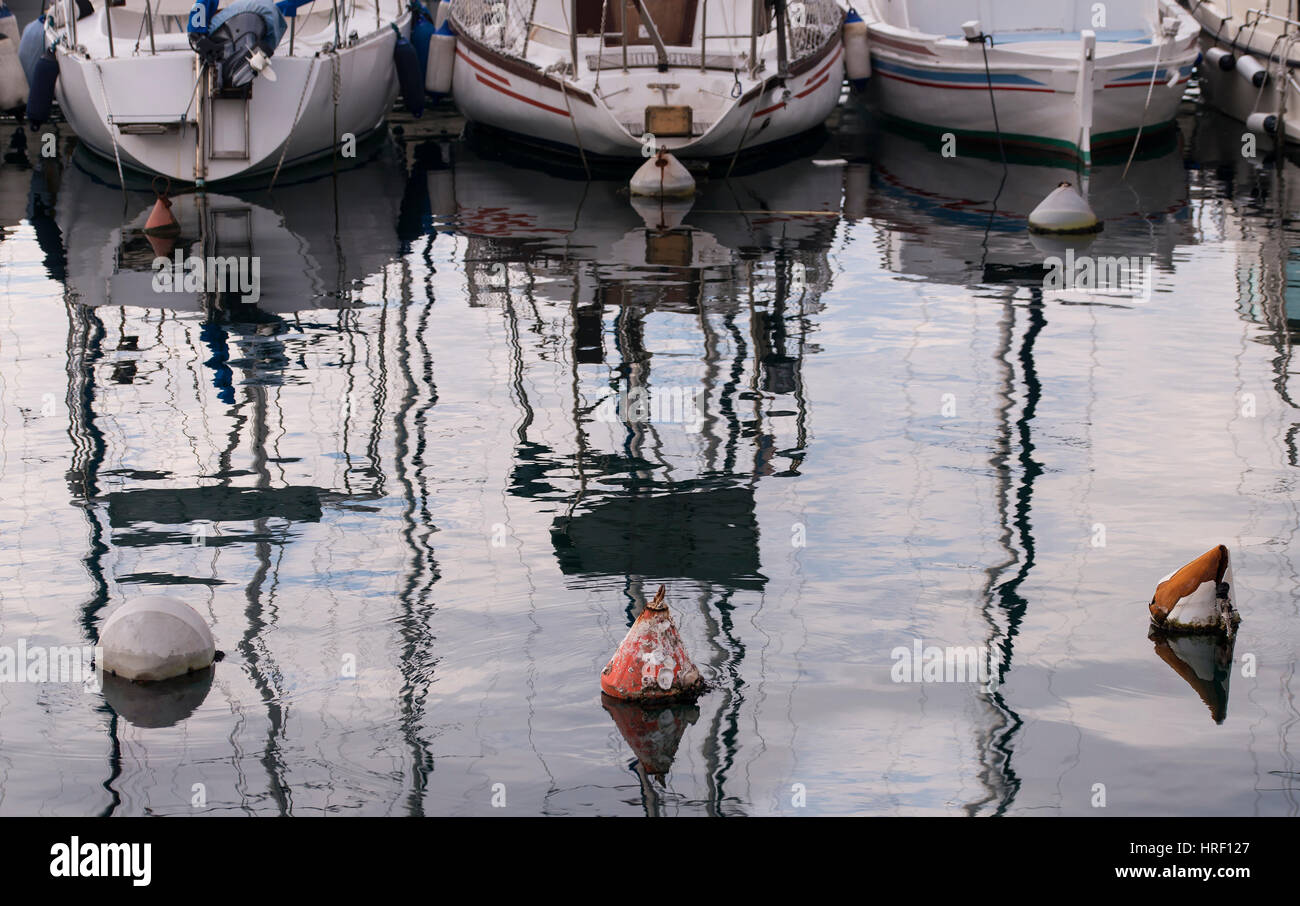 Barche parcheggiate in marine piccolo dock. Foto Stock