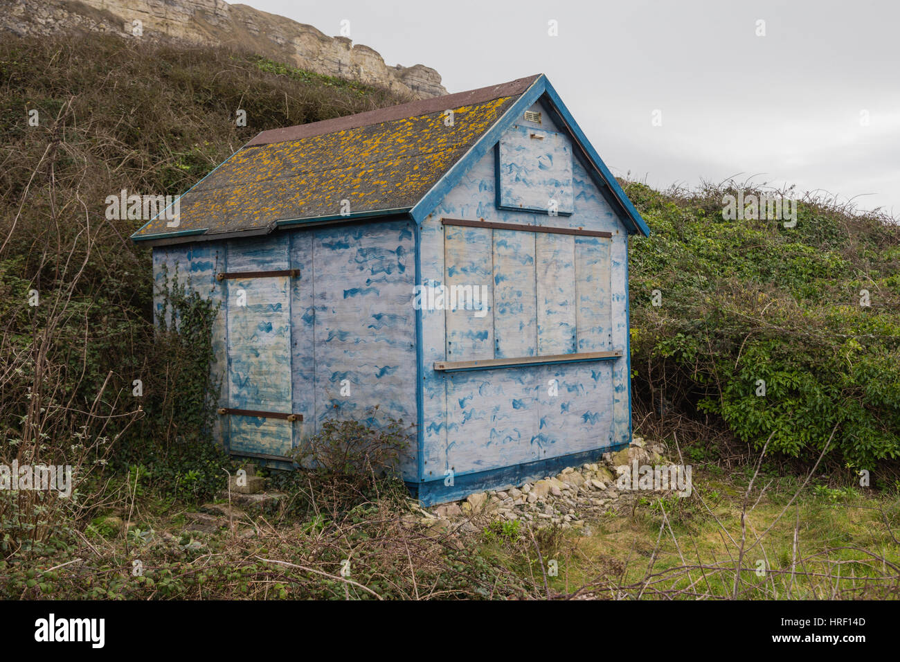Beach Hut su Chesil Beach, Dorset, Regno Unito con chiusure che coprono le finestre in inverno Foto Stock