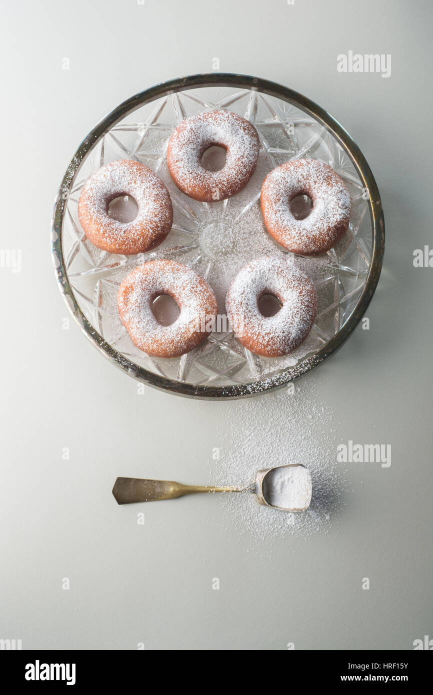 Zucchero a velo le ciambelle sulla piastra Foto Stock