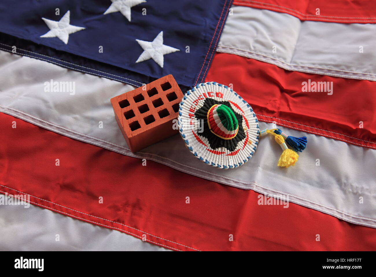 In mattoni di argilla e sombrero messicano sulla bandiera degli Stati Uniti come simbolo per l'annunzio "trump wall' foto di Willy Matheisl Foto Stock