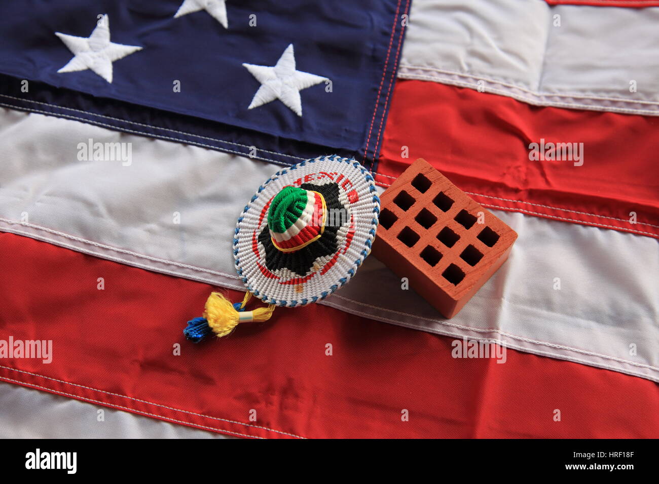 In mattoni di argilla e sombrero messicano sulla bandiera degli Stati Uniti come simbolo per l'annunzio "trump wall' foto di Willy Matheisl Foto Stock