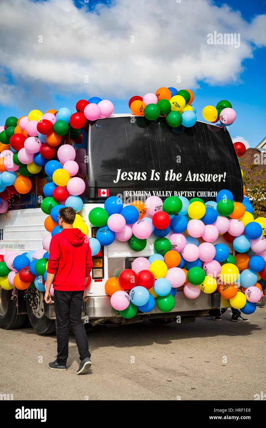 La Valle di Pembina chiesa battista di autobus nel 2016 Prugna Fest parade di prugna coulee, Manitoba, Canada. Foto Stock