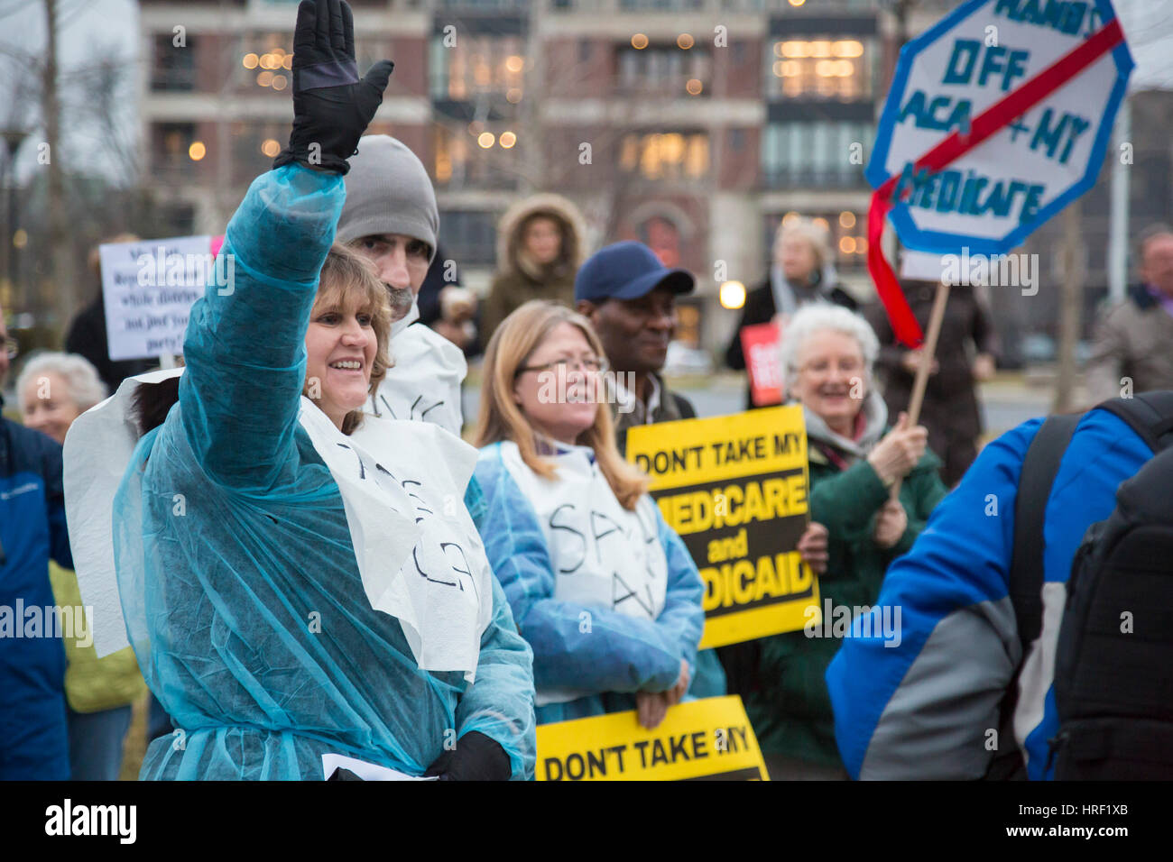 Birmingham, Michigan - con alcuni indossano abiti ospedale, persone rally per salvare Abbordabili di assistenza sanitaria. Essi hanno protestato i repubblicani' piano di abrogazione Foto Stock