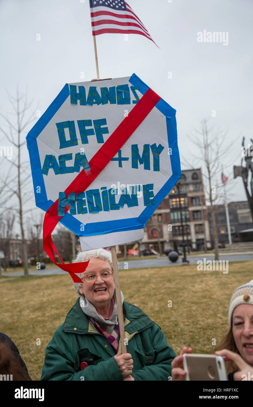 Birmingham, Michigan - Persone rally per salvare Abbordabili di assistenza sanitaria. Essi hanno protestato i repubblicani' piano per abrogare la cura conveniente agire e propo Foto Stock